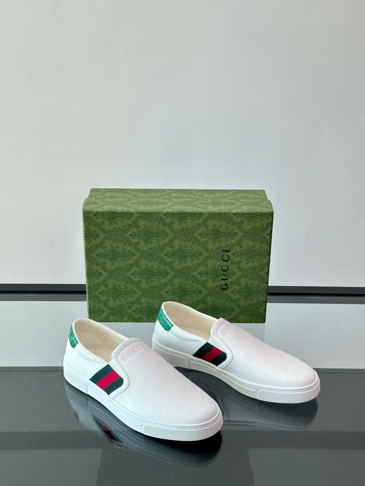 Factory price: 380💰New men's shoes GUCCI [Lightning] latest shoes shipped. Original quality, fashionable, made of special materials, sheepskin lining, brand new packaging. The foot feels super comfortable and the workmanship is impeccable. Size: 38-44, customized 45